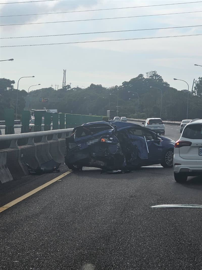 轎車疑似故障停外線，砂石車閃不及撞飛駕駛。（圖／翻攝畫面）