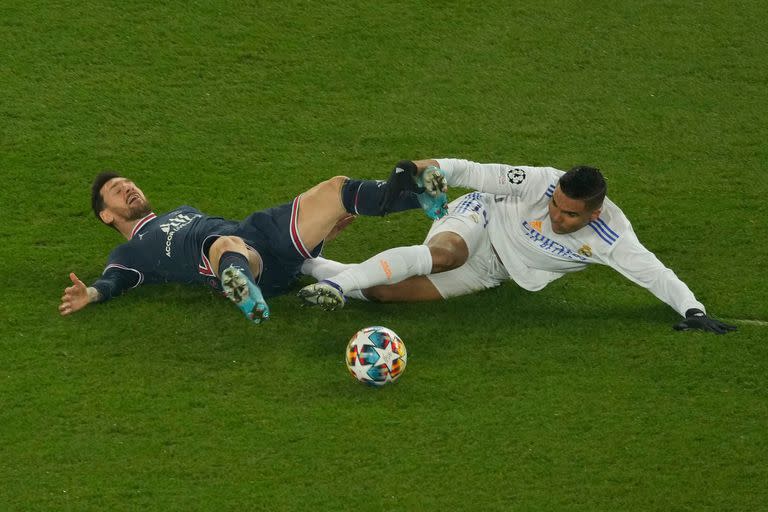 Lionel Messi disputa la pelota con Casemiro durante el partido de Champions League que disputan el Paris Saint-Germain y el Real Madrid