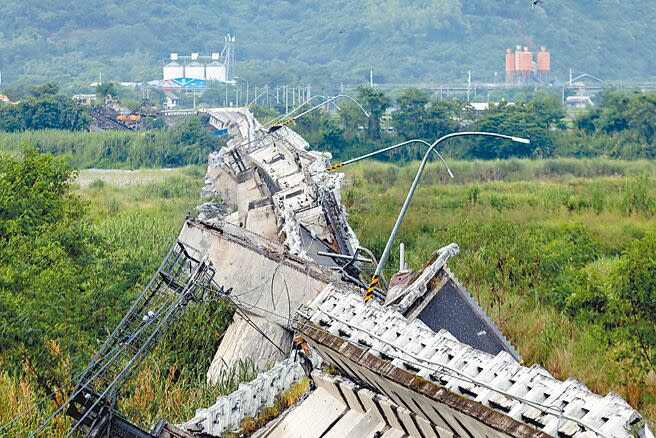 918地震災情不斷，位於花蓮的高寮大橋受創嚴重，經過強震肆虐後，滿目瘡痍。（杜宜諳攝）