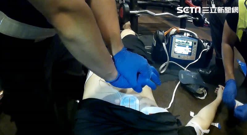 救護人員實施CPR。（圖／翻攝畫面）