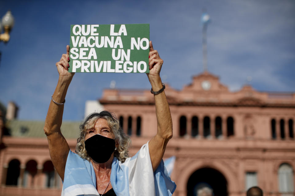 Una señora en una protesta contra el gobierno de Alberto Fernández por el escándalo de las vacunaciones VIP en Argentina. (AP Photo/Natacha Pisarenko)