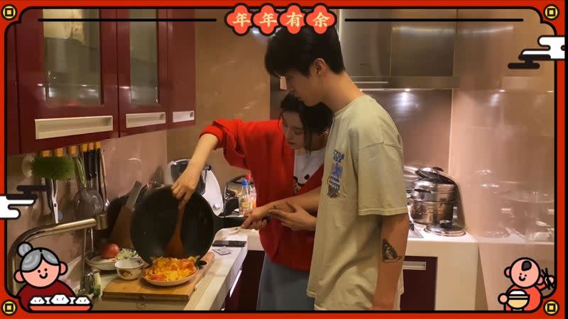 過年時范冰冰PO出和弟弟范丞丞做菜的影片。（圖／翻攝自范冰冰工作室）