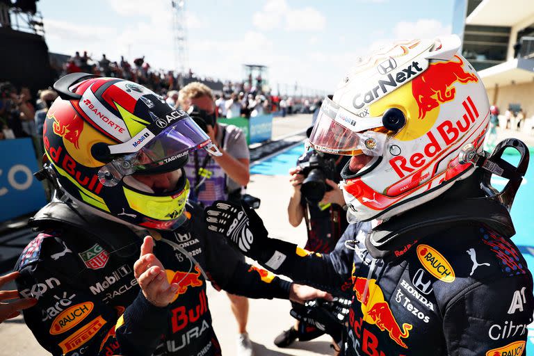 Los compañeros de equipo Red Bull, el ganador Max Verstappen y el tercero, Sergio Pérez, festejan en el parque cerrado luego del Gran Premio de Estados Unidos