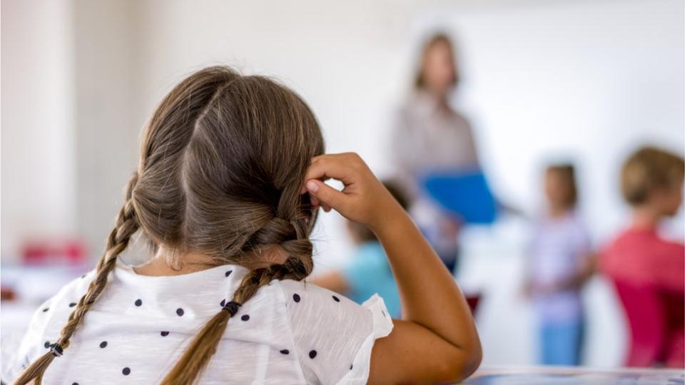 Una niña en un salón de clase