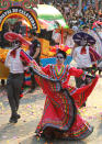 <p>Vista de Catrinas (esqueletos femeninos), calaveras y carros alegóricos hoy, sábado 28 de octubre de 2017, en el desfile con motivo del Día de Muertos celebrado en Ciudad de México (México). Catrinas, calaveras y carros alegóricos se tomaron hoy las calles de la Ciudad de México en el desfile con motivo del Día de Muertos, que este año dedicó un espacio a homenajear a las víctimas del terremoto del 19 de septiembre, así como a los voluntarios que ofrecieron su ayuda. EFE/Mario Guzmán </p>