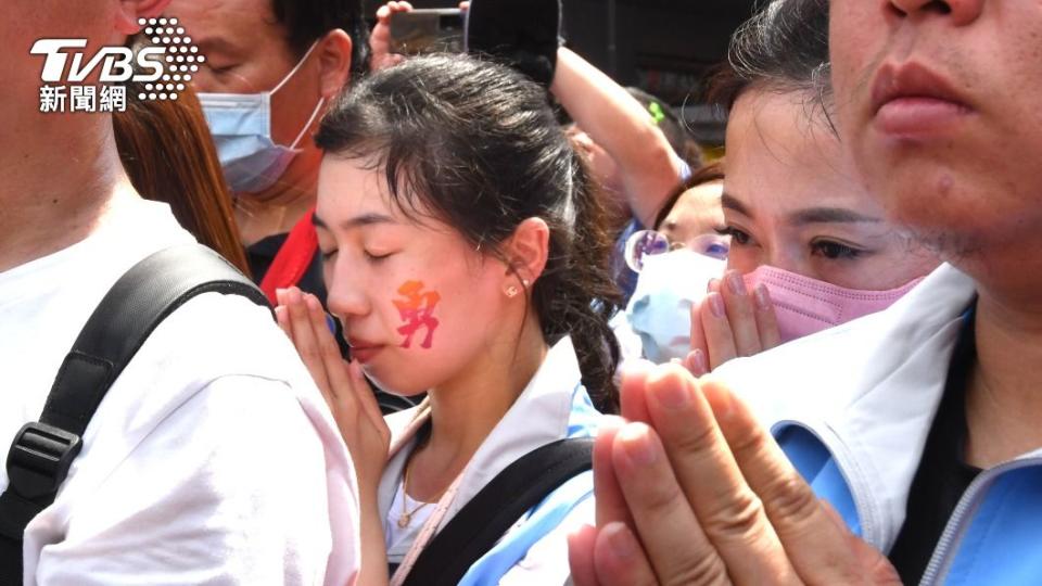 民眾提前至北港朝天宮等待白沙屯媽祖到來。（圖／胡瑞麒攝）