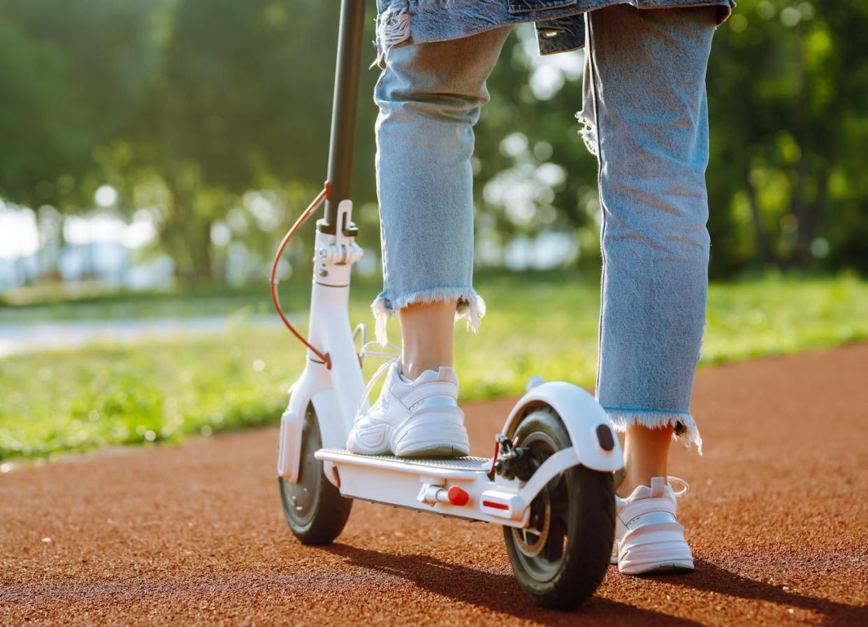 <a href="https://www.shutterstock.com/es/image-photo/legs-woman-riding-electric-kick-scooter-2200514915" rel="nofollow noopener" target="_blank" data-ylk="slk:maxbelchenko/Shutterstock;elm:context_link;itc:0;sec:content-canvas" class="link ">maxbelchenko/Shutterstock</a>