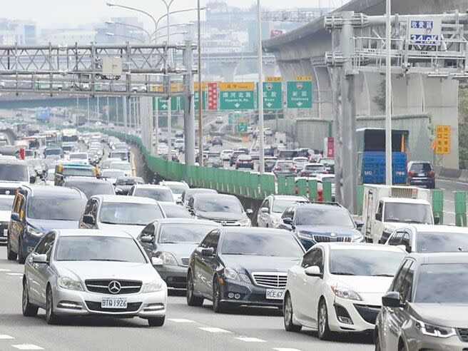 交通違規記點新制去年6月30日實施，台北市交通事件裁決所統計，去年7月1日至12月31日受理申請歸責總件數達25萬400件。為避免歸責系統繁瑣造成民怨，台北市交通事件裁決所優化系統，3分鐘即可上傳完成。（本報資料照片）