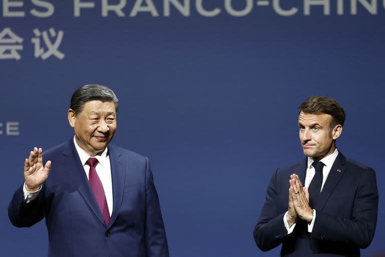 El presidente de Francia, Emmanuel Macron, y el presidente de China, Xi Jinping, hacen un gesto al concluir su asistencia a la sexta reunión del Consejo Empresarial Franco-Chino en el Teatro Marigny de París el 6 de mayo de 2024, durante una visita de estado oficial