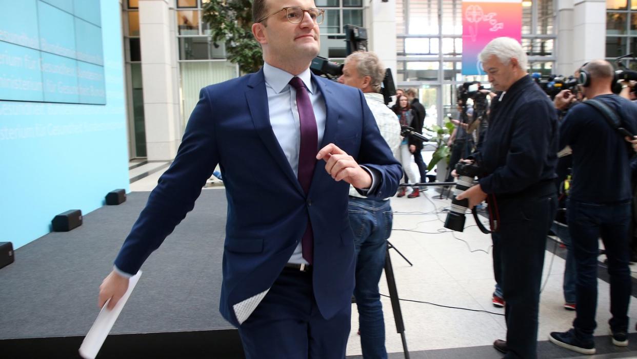 Viel zu tun in diesen Tagen: Eiligen Schrittes verlässt Bundesgesundheitsminister Jens Spahn (CDU) nach einem Statement sein Ministerium. Foto: Wolfgang Kumm