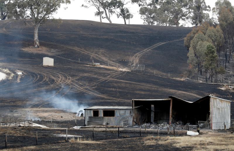 Un cobertizo quemado sobre tierra quemada en Woodside en Adelaida, Australia