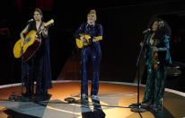 De izquierda a derecha, Elena La Fulana, Shae Fiol y Mireya Ramos, de Flor de Toloache, cantan "Me recordarás" en la gala en honor a Rubén Blades como Persona del Año de la Academia Latina de la Grabación, el miércoles 17 de noviembre de 2021 en el hotel y casino Mandalay Bay en Las Vegas. (AP Foto/Chris Pizzello)