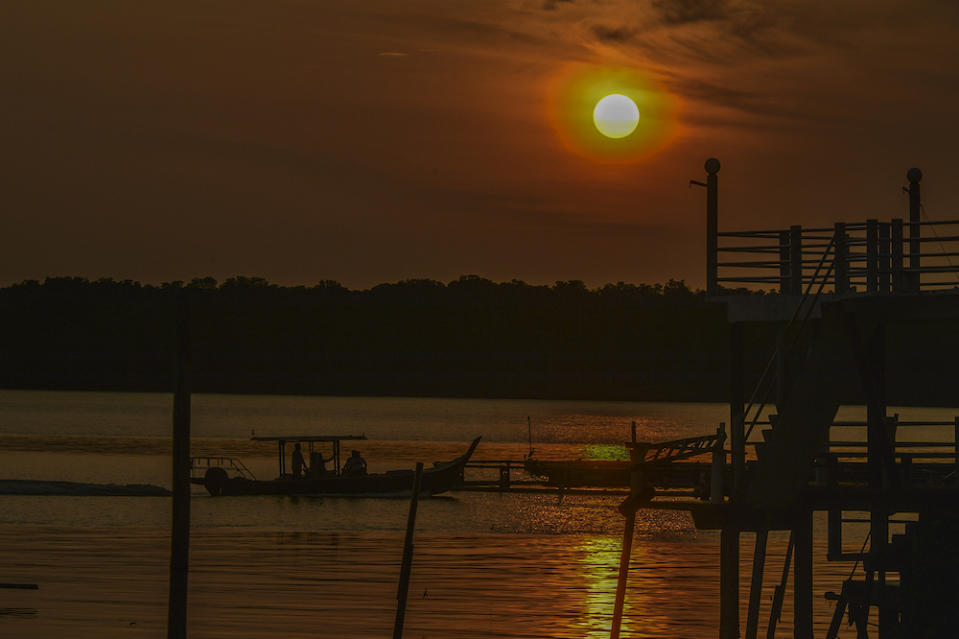 The sun sets over Kampung Kukup Laut in Kukup, Pontian November 3, 2019. — Picture by Shafwan Zaidon