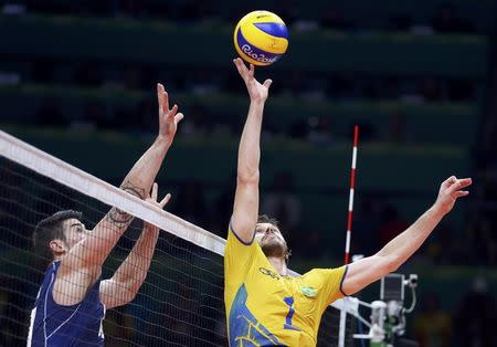 2016 Rio Olympics - Volleyball - Men's Gold Medal Match Italy v Brazil - Maracanazinho - Rio de Janeiro, Brazil - 21/08/2016. Filippo Lanza (ITA) of Italy and Bruno (BRA) of Brazil in action. REUTERS/Dominic Ebenbichler