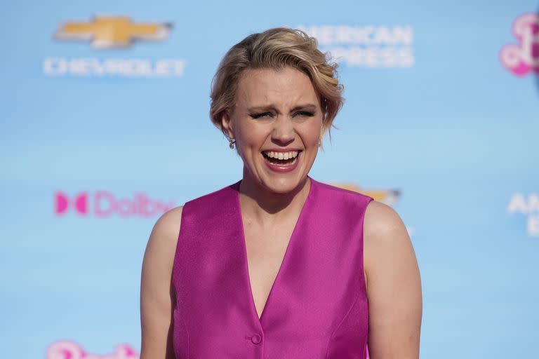 La comediante Kate McKinnon de rosa en plena alfombra... rosa