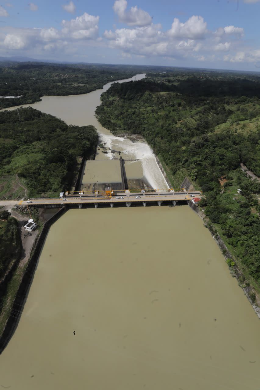 OSTUACÁN, CHIAPAS, 08NOVIEMBRE2020.- Imágenes del desfogue de la Presa Ángel Albino Corzo "Peñitas", lo que ha provocado la crecida de varios ríos en sureste mexicano provocando inundaciones en comunidades de Tabasco. Por la tarde el Jefe del Ejecutivo, Andrés Manuel López Obrador, señaló que los niveles del agua en esta presa ya se estaban estabilizando, por lo que ya no sería necesario más liberación de agua. FOTO: PRESIDENCIA/CUARTOSCURO.COM