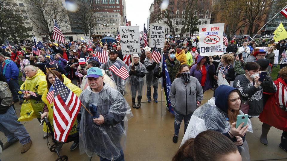 Una protesta contra las órdenes de quedarse en casa y restricciones a la actividad para frenar el Covid-19 realizada en Lansing, Michigan. (AP Photo/Paul Sancya)