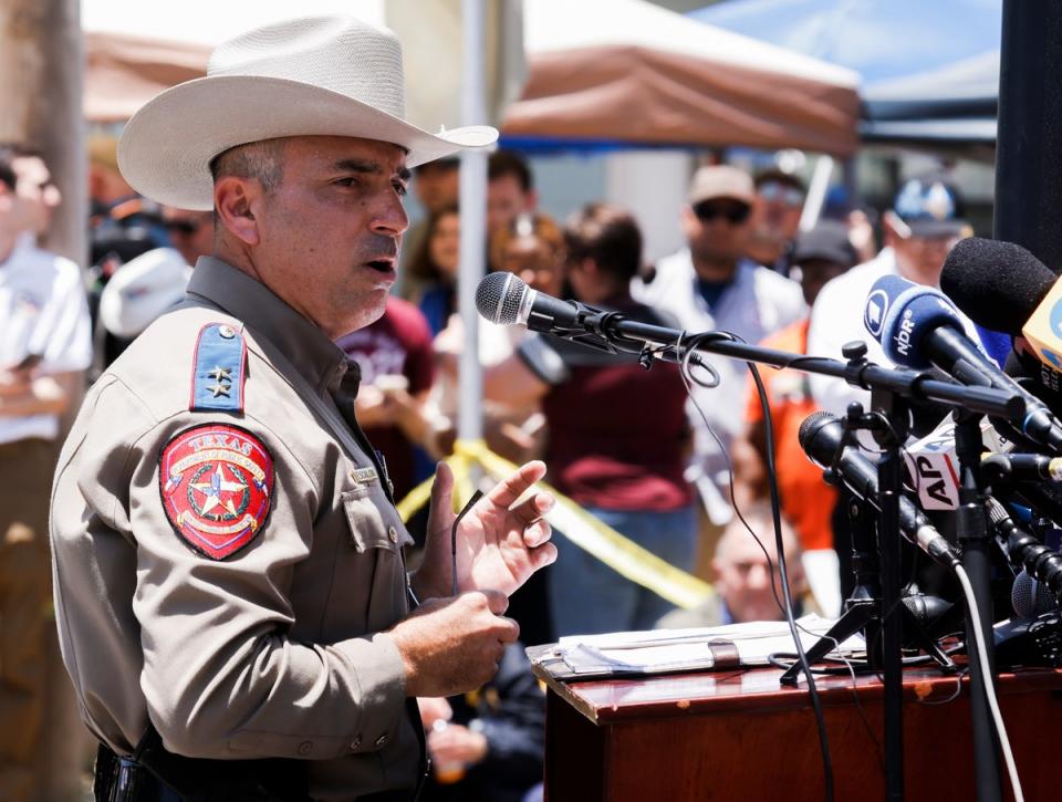 El director regional sur del Departamento de Seguridad Pública de Texas, Víctor Escalón, ofrece una actualización sobre la investigación en la Escuela Primaria Robb en Uvalde, Texas, el 26 de mayo de 2022 (EPA/TANNEN MAURY)