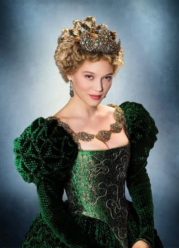 Léa Seydoux 在法國版《美女與野獸》（Beauty and the Beast）飾演 Belle，身穿綠色禮服。