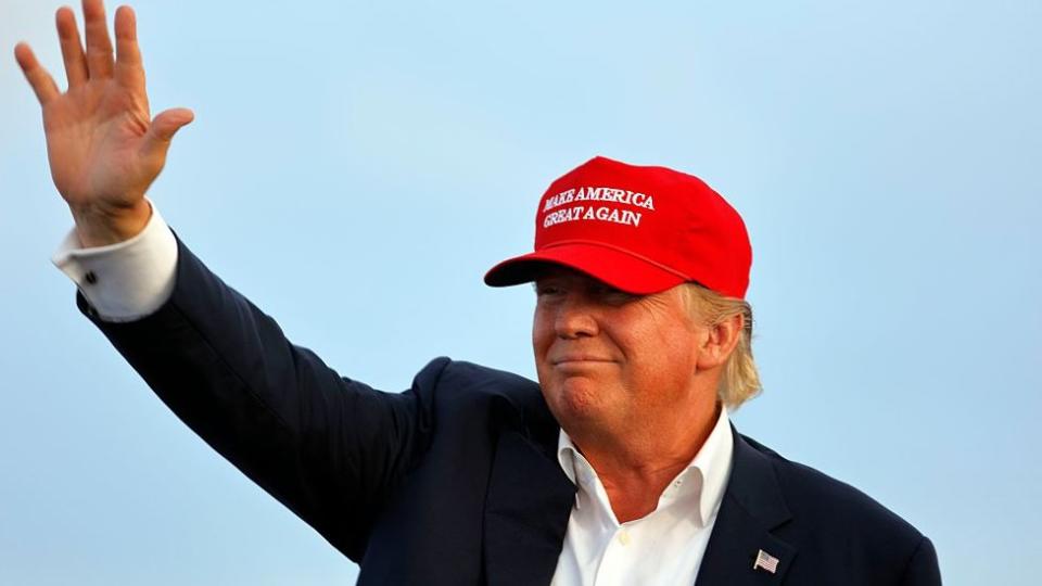 Donald Trump con una gorra que lee: "Make America Great Again" ("Hagamos a EE.UU. grande otra vez)