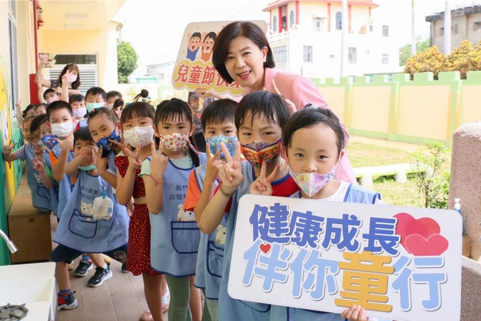 國民黨不分區立委王育敏2日先到義竹農會非營利幼兒園，與100多位孩童提前過兒童節。（國民黨嘉義縣黨部提供∕呂妍庭嘉義傳真）