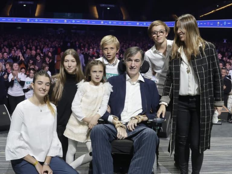 Esteban Bullrich junto a su familia en un evento en el Movistar Arena, en junio pasado