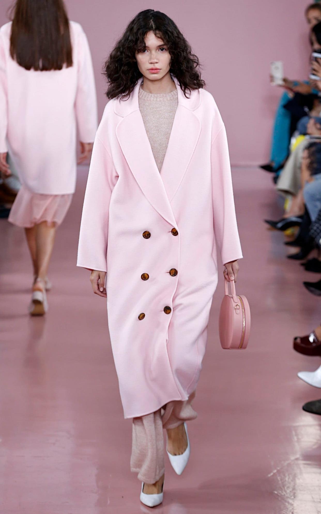 A tonal pastel look from the Mansur Gavriel SS18 show - Gamma-Rapho