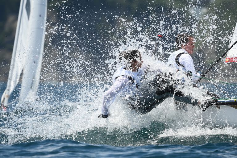 Patricia Reina Catero y Mas Despares de España compiten en la carrera 470 de bote de dos personas para mujeres 