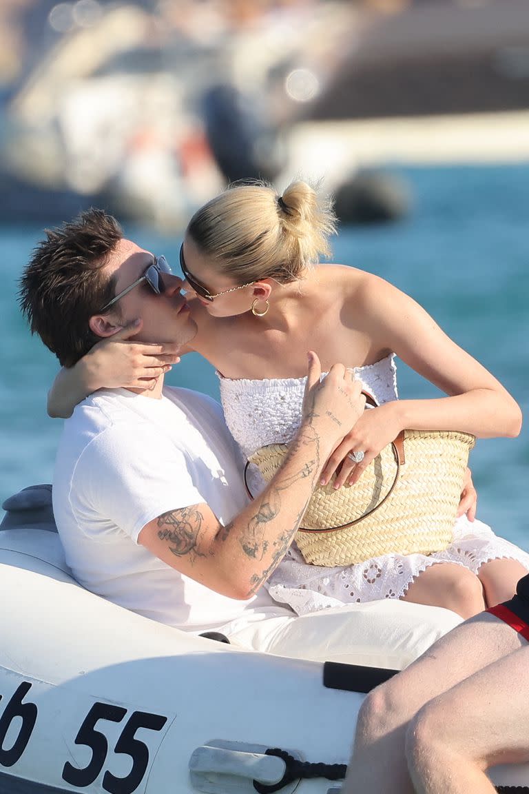 Mimos junto al mar: Brooklyn Beckham y su esposa Nicola Peltz afianzan su relación