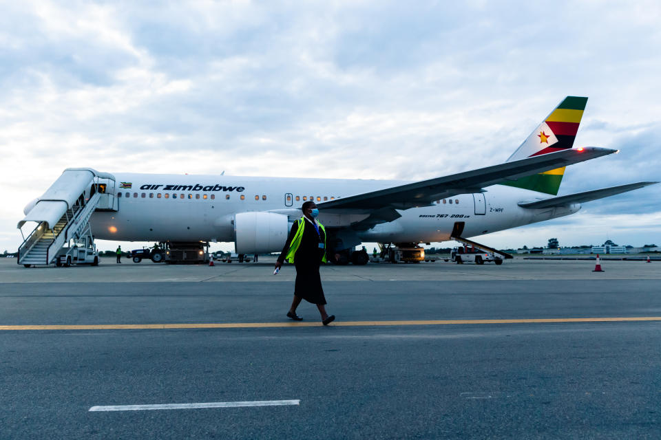 <p>El Gobierno de Zimbabue es propietario de Air Zimbabwe, la aerolínea principal del país que llegó a operar en buena parte de África y en algunos países de Europa. Ahora está prohibida en la UE y solo tiene cinco destinos. (Foto: Jekesai Njikizana / AFP / Getty Images).</p> 