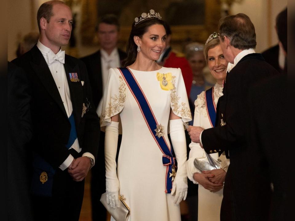 Prinzessin Kate mit weißer Robe und Tiara. (Bild: IMAGO/i Images)