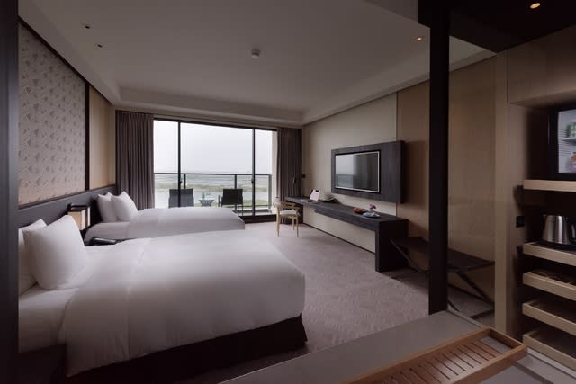 台南大員皇冠假日酒店的豪華雙床客房(陽台)。