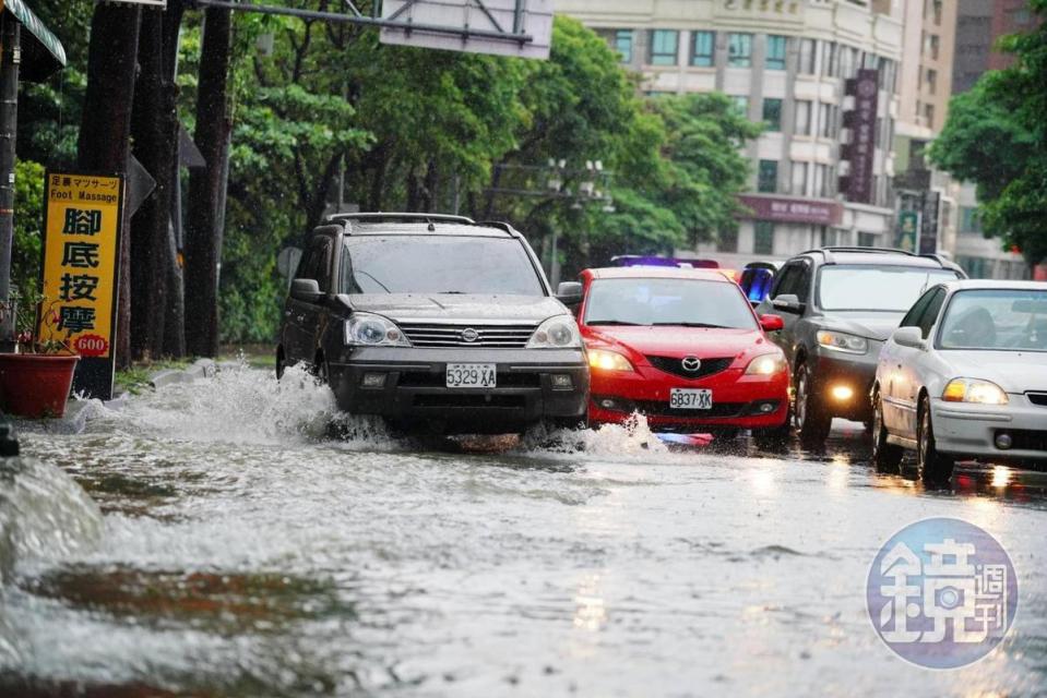 連夜豪雨，高雄較為低漥的地區出現淹水。