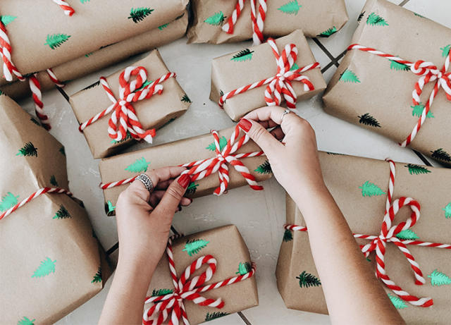 JAM PAPER Assorted Gift Wrap, Christmas Kraft Wrapping Paper, 125 Sq Ft  Total, Kids Kraft Christmas
