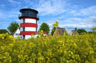 <p>Blauer Himmel, gelbe Rapsfelder und mitten drin ein rot-weiß gestreifter Leuchtturm. Er steht in Hohenkirchen im Ostseepark Blaue Wiek und bietet auf 110 Quadratmetern bis zu sechs Personen Platz. </p>