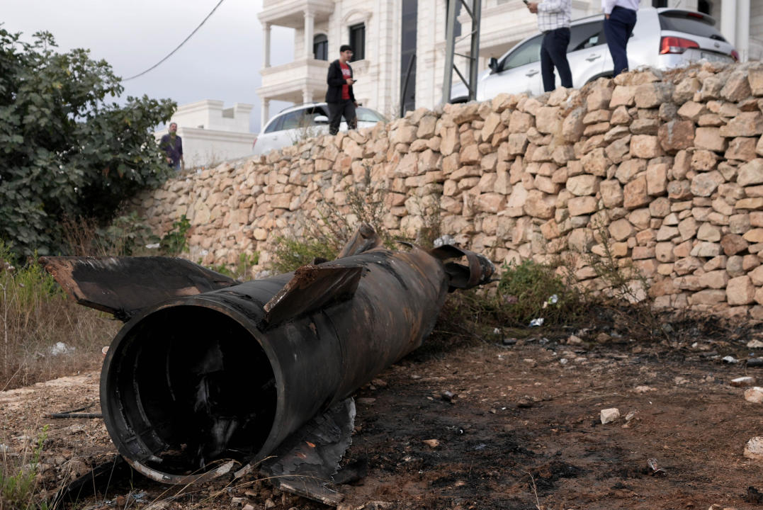 RAMALLAH, CISJORDANIA - 2 DE OCTUBRE: La gente inspecciona uno de los restos del misil balístico disparado desde Irán a Israel que impactó en el asentamiento judío de Beit El en Ramallah, Cisjordania, el 2 de octubre de 2024. Irán disparó alrededor de 180 misiles balísticos contra Israel en medio de las crecientes tensiones entre los dos archirrivales regionales. (Foto de Issam Rimawi/Anadolu vía Getty Images)