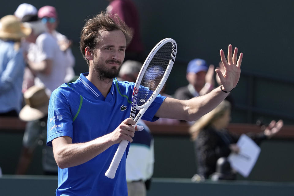 Daniil Medvedev, de Rusia, celebra después de derrotar a Frances Tiafoe, de Estados Unidos, en la semifinal del torneo de tenis BNP Paribas Open, el sábado 18 de marzo de 2023, en Indian Wells, California. (AP Foto/Mark J. Terrill)