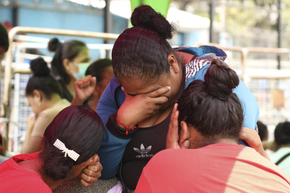 Familiares de presos que están en la Penitenciaría del Litoral reaccionan después de enterarse sobre los enfrentamientos con muertos en la prisión de Guayaquil, Ecuador, el martes 25 de julio de 2023. Ecuador anunció el martes un estado de excepción en todo el sistema penitenciario después de una serie de violentos incidentes que incluyeron disparos y explosiones en la cárcel más grande y peligrosa del país. (AP Foto/César Muñoz)