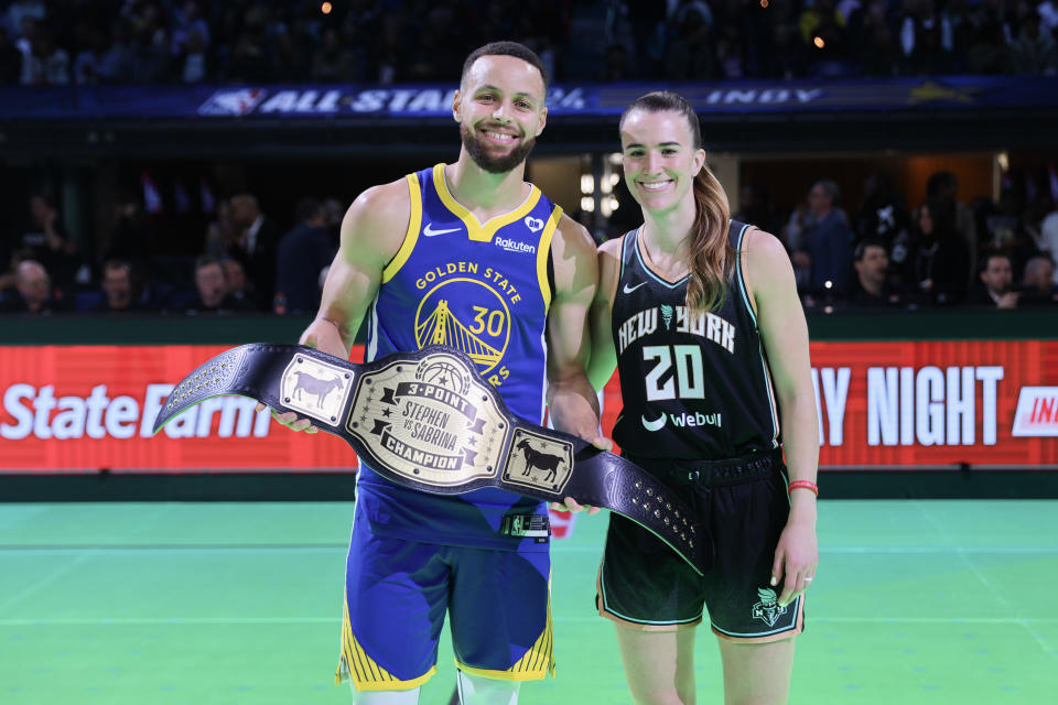 Stephen Curry et Sabrina Ionescu posent pour une photo après leur défi à 3 points lors des festivités NBA All-Star samedi à Indianapolis.  (Photo de Stacy Revere/Getty Images)