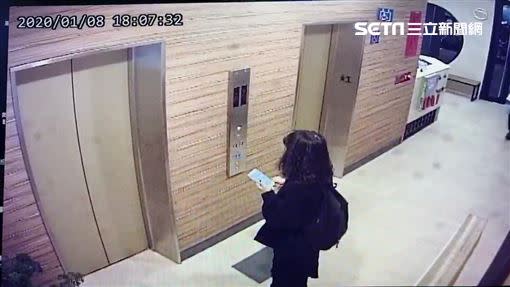 林姓女友搭乘電梯最後身影曝光。（圖／翻攝畫面）