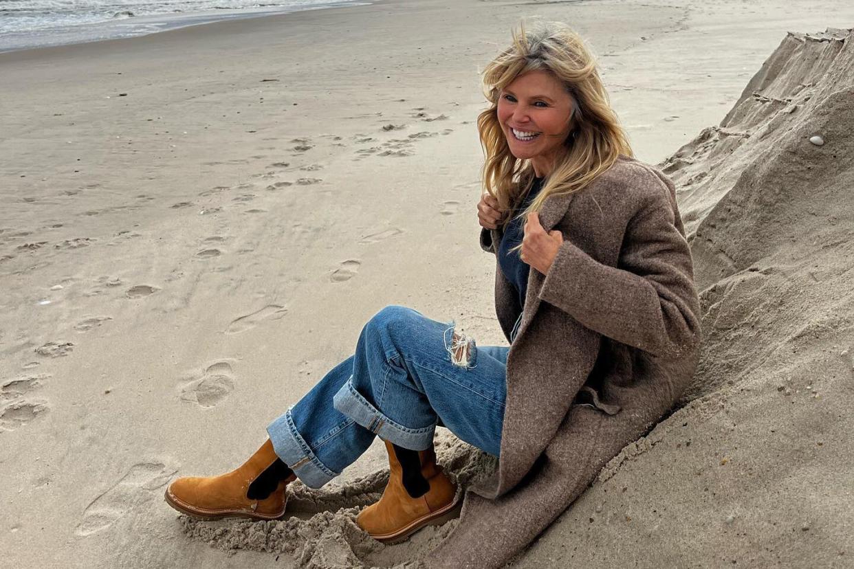 Christie Brinkley embraces gray hair