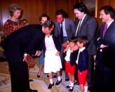 El cantante y sus tres hijos fueron recibidos por los actuales reyes eméritos en Zarzuela, dejando otra imagen para el recuerdo. Enrique Iglesias nació el 8 de mayo de 1975. (Foto: Gianni Ferrari / Cover / Getty Images)