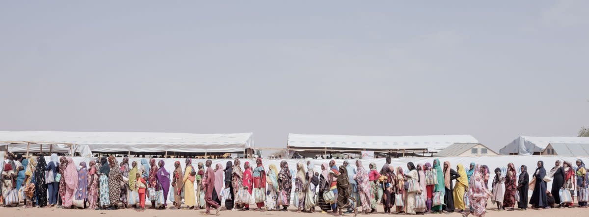 Sudanese women and children register with Chadian authorities upon arrival in Adré, a border town in the Ouaddaï province.<span class="copyright">Nicolò Filippo Rosso</span>