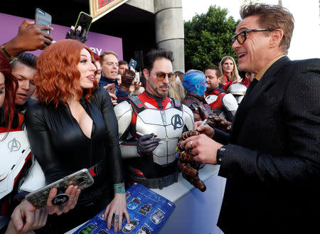 El miembro del elenco Robert Downey Jr. reacciona con aficionados en la alfombra roja del estreno mundial de la película "The Avengers: Endgame" en Los Ángeles, California, 22 de abril, 2019. REUTERS/Mario Anzuoni