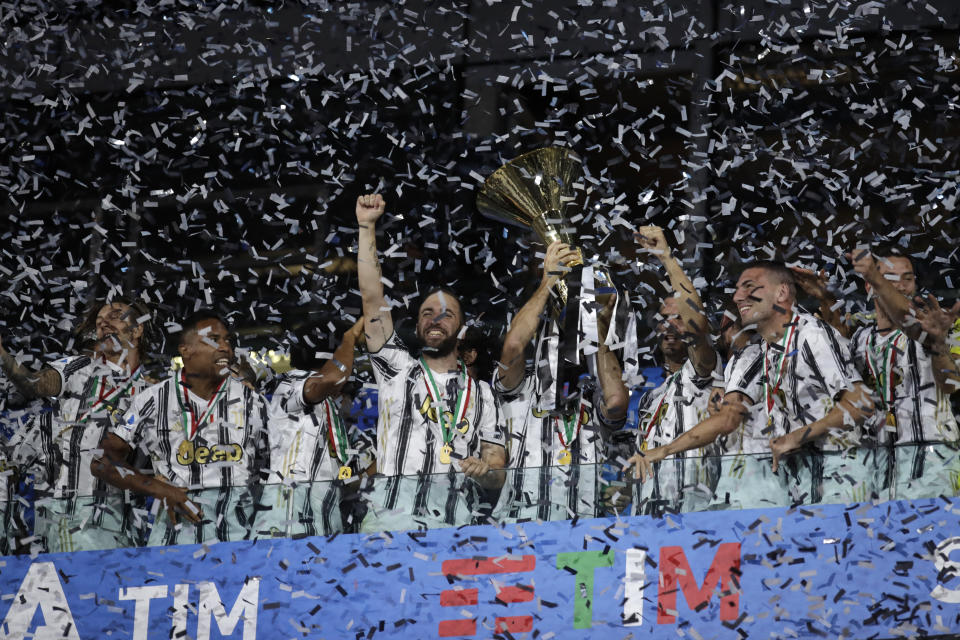 Los jugadores de la Juventus celebran el noveno título consecutivo del equipo en la Serie A tras el juego ante la Roma en el estadio Allianz en Turín el sábado 1 de agosto del 2020. (AP Photo/Luca Bruno)