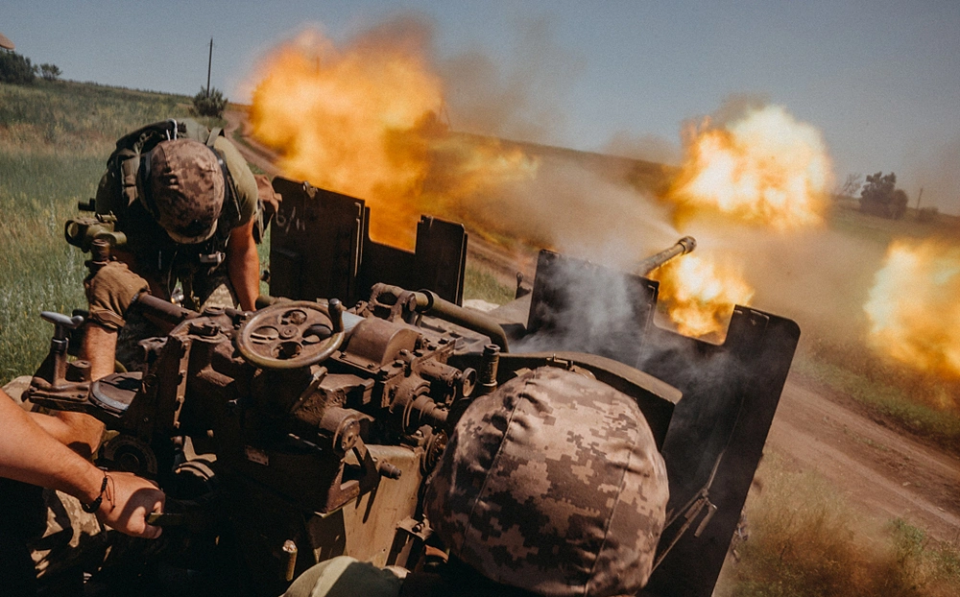 6 月 19 日，頓涅茨克地區，郊外，來自烏克蘭領土防禦第 60 營計程車兵正在用一輛卡車上的 S-60 式高射炮向俄軍陣地射擊。   圖：翻攝自澎湃新聞