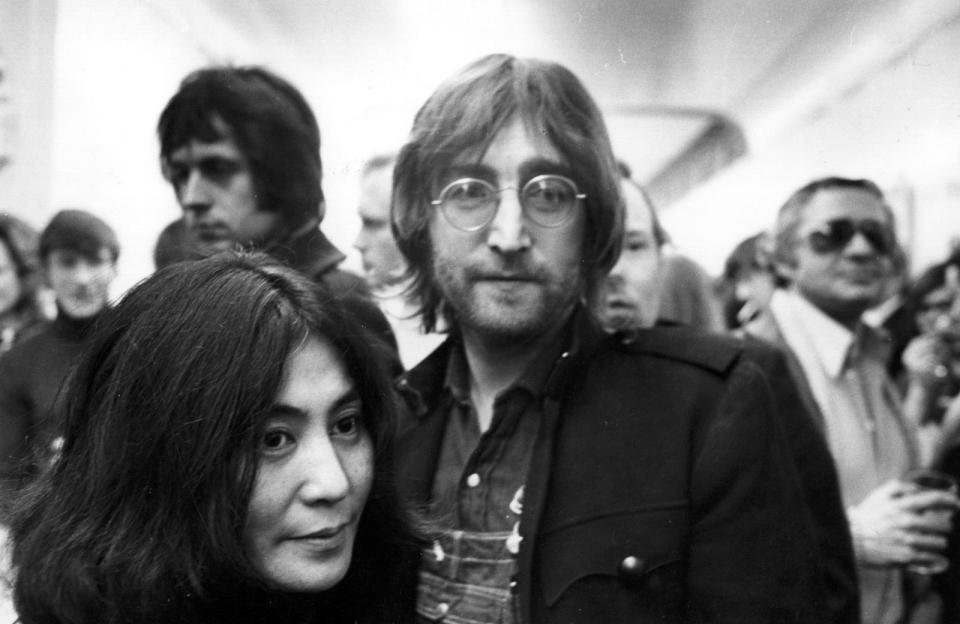 <p>Dass Stalker mit Mordabsichten ernstzunehmen sind, beweist der Fall John Lennon. Er wurde von dem geistig verwirrten Mark David Chapman 1980 vor seinem New Yorker Apartment erschossen. (Bild: Evening Standard/Getty Images)</p> 