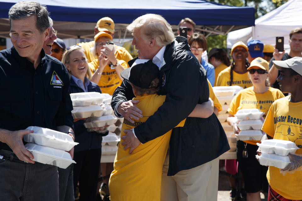 Ein Junge holte sich von Donald Trump eine Umarmung ab. (Bild: AP Images)