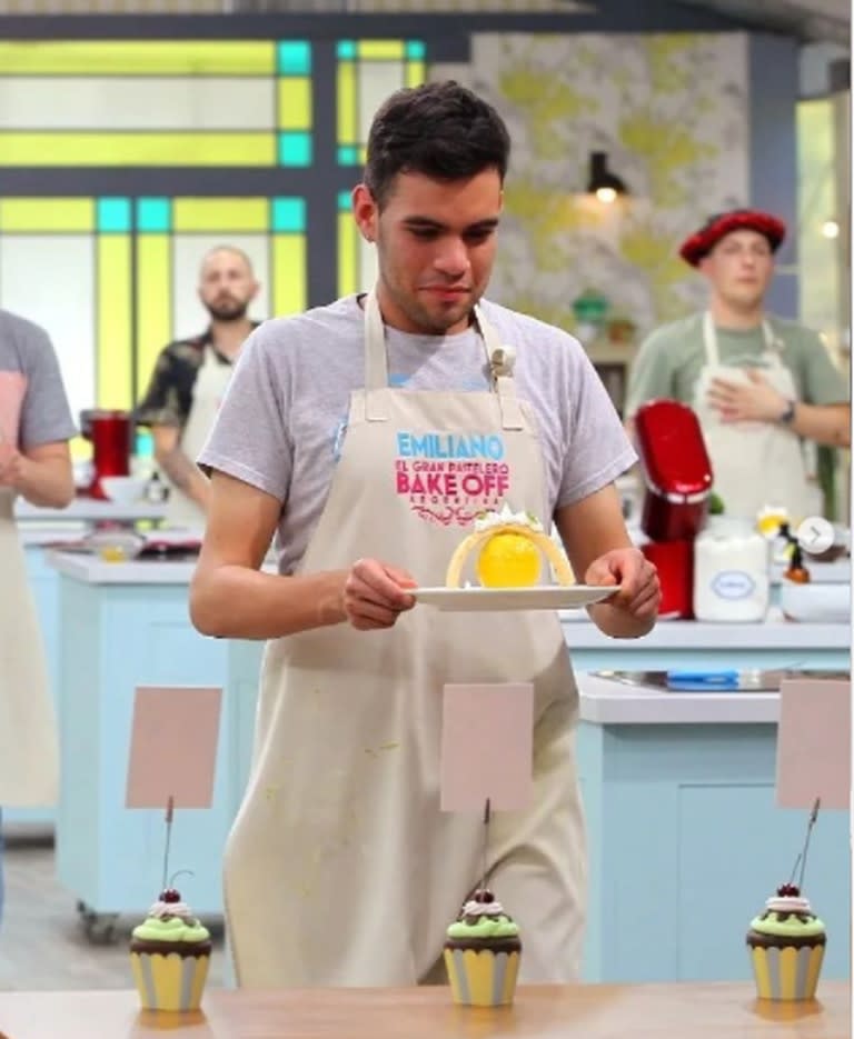 Emiliano reclama que son más suaves con algunos participantes que con otros en Bake Off Argentina (Telefe)