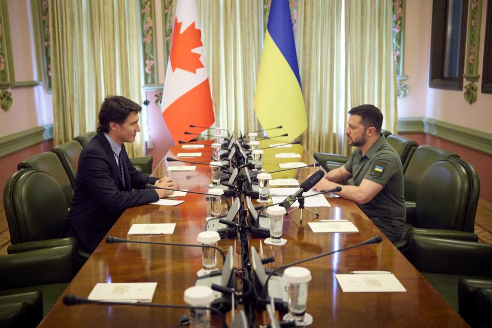 Ukraine's president Volodymyr Zelensky and Canadian prime minister Justin Trudeau attend a face-to-face meeting (via REUTERS)